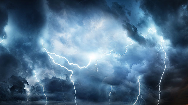 lyn på dramatisk himmel