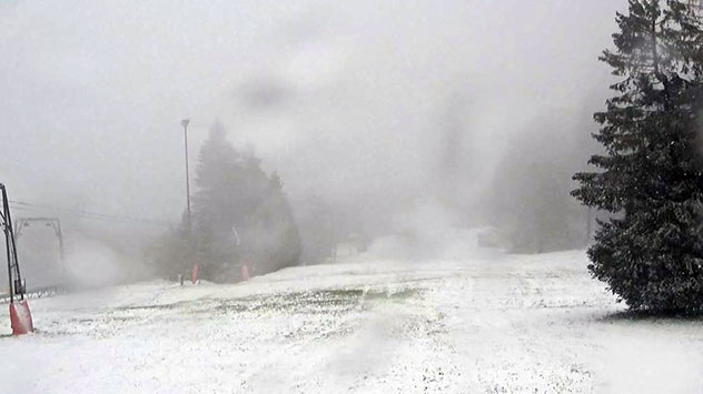 Dicken Flockenwirbel gibt es auf der rund 950 Meter hohen Wasserkuppe in der hessischen Rhön.