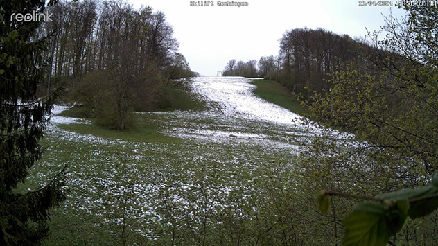Die Schneefallgrenze in der Schwäbische Alb liegt bei etwa 800 Meter Höhe. Hier in Genkingen  ist die Piste zumindest weiter oben weiß geworden.