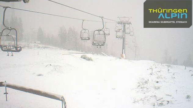 In den Hochlagen des Thüringer Waldes wie hier bei Steinach auf rund rund 840 Meter Höhe schneit es weiter. 