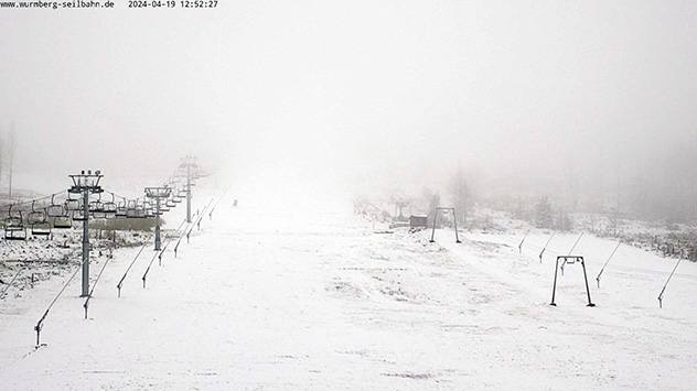 Auf Niedersachsens höchstem Berg, dem 971 Meter hohen Wurmberg, kehrt der Winter zurück. Die Schneefallgrenze liegt bei rund 800 Metern.