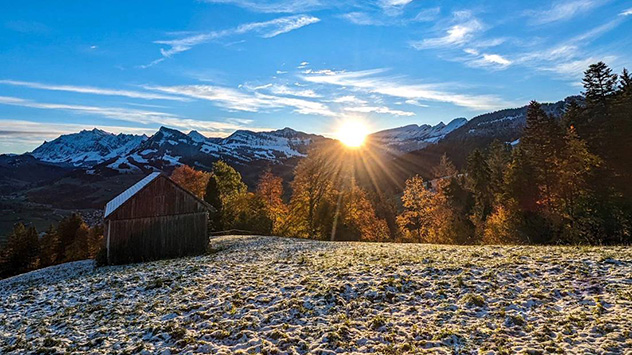 Die letzten Sonnenstrahlen zaubern eine bunte Farbkomposition in die Landschaft.