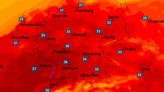 Temperaturkarte für Mitteleuropa mit einer ausgeprägten Hitzewelle. In weiten Teilen Deutschlands werden Höchsttemperaturen zwischen 33 und 36 Grad angezeigt, örtlich bis 37 Grad im Grenzgebiet zu Frankreich. Besonders heiß ist es im Südwesten mit 36 Grad in Frankfurt und Stuttgart sowie 35 Grad in Köln. Im Norden liegen die Werte bei etwa 31 Grad in Hamburg und Bremen, in Berlin werden 33 Grad erreicht. Auch die Nachbarländer sind von der Hitze betroffen, darunter 33 Grad in Prag, 33 Grad in Wien, 31 Grad in Brüssel und 36 Grad in Bern. Die Karte ist überwiegend in kräftigen Rot- und Dunkelrottönen eingefärbt und verdeutlicht die großflächige Ausbreitung sehr heißer Luft über Mitteleuropa.