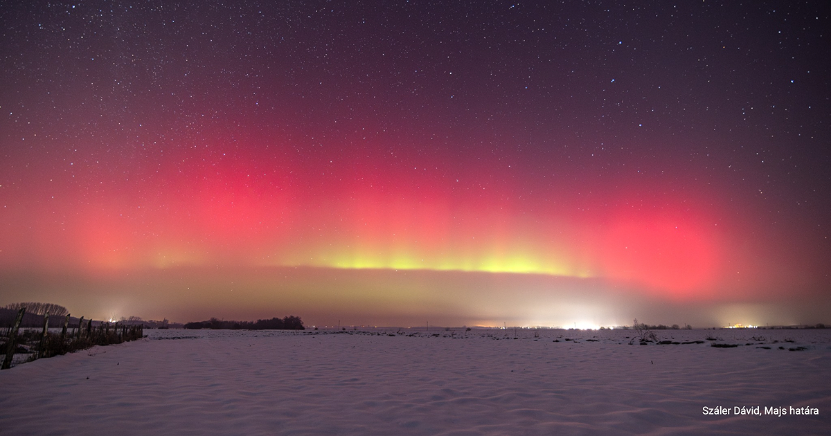 sarki fény látható havas felszín felett egy mező közepén