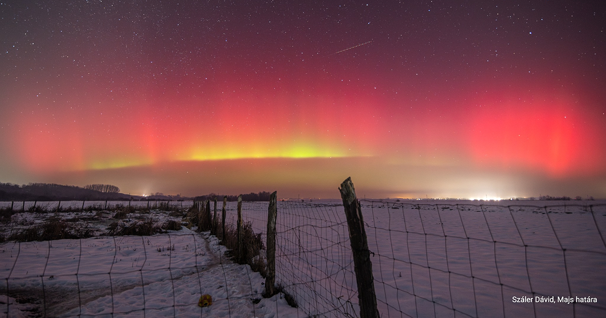 sarki fény látható havas felszín felett egy mező közepén