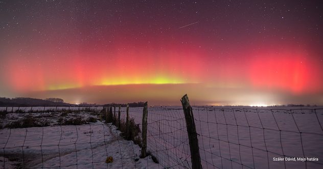 sarki fény látható havas felszín felett egy mező közepén