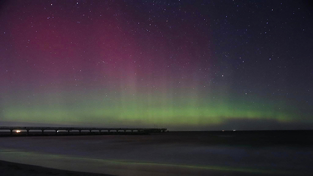 Am Schönberger Strand lassen sich die unterschiedlichen Farben des Polarlichts erkennen. Wie diese entstehen, erfahren Sie hier.