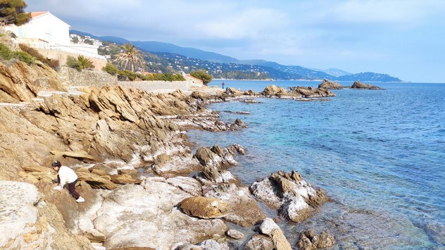  Der Wasserstand des Mittelmeers an einem der Strände von Le Lavandou im Departement Var in Südfrankreich ist niedriger als normal. 
