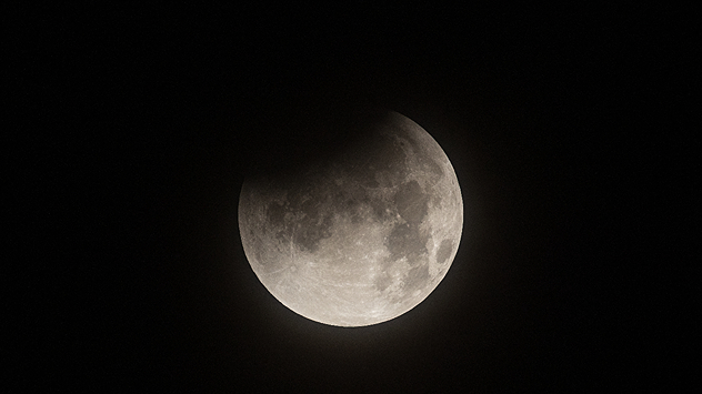 la sombra de la Tierra se proyectará sobre la Luna, aunque no llegará a cubrirla por completo, de ahí que sea un eclipse parcial.&nbsp;Se verá mejor desde la parte occidental peninsular e islas Canarias.