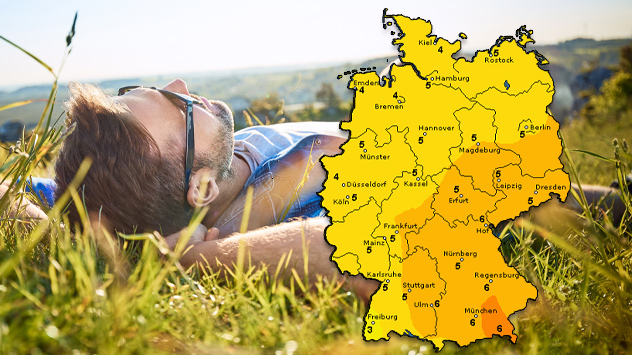 Ein Mann liegt auf einer Wiese und sonnt sich