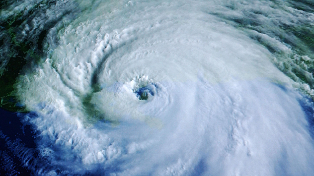 Satellitenaufnahme zeigt den riesigen Wirbelsturm Katrina mit deutlich erkennbarer Augenstruktur.