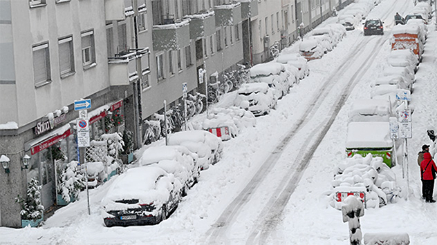 Schneemassen in einer Seitenstraße in München