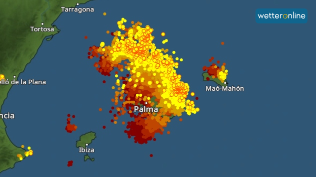Das BlitzRadar zeigt zahlreiche Blitze unter anderem über Mallorca. Die Insel ist kaum zu sehen.