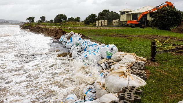 An der Küste von Coromandel, südlich von Auckland, wurden am Sonntag Sandsäcke zum Schutz vor einer Sturmflut ausgelegt. 