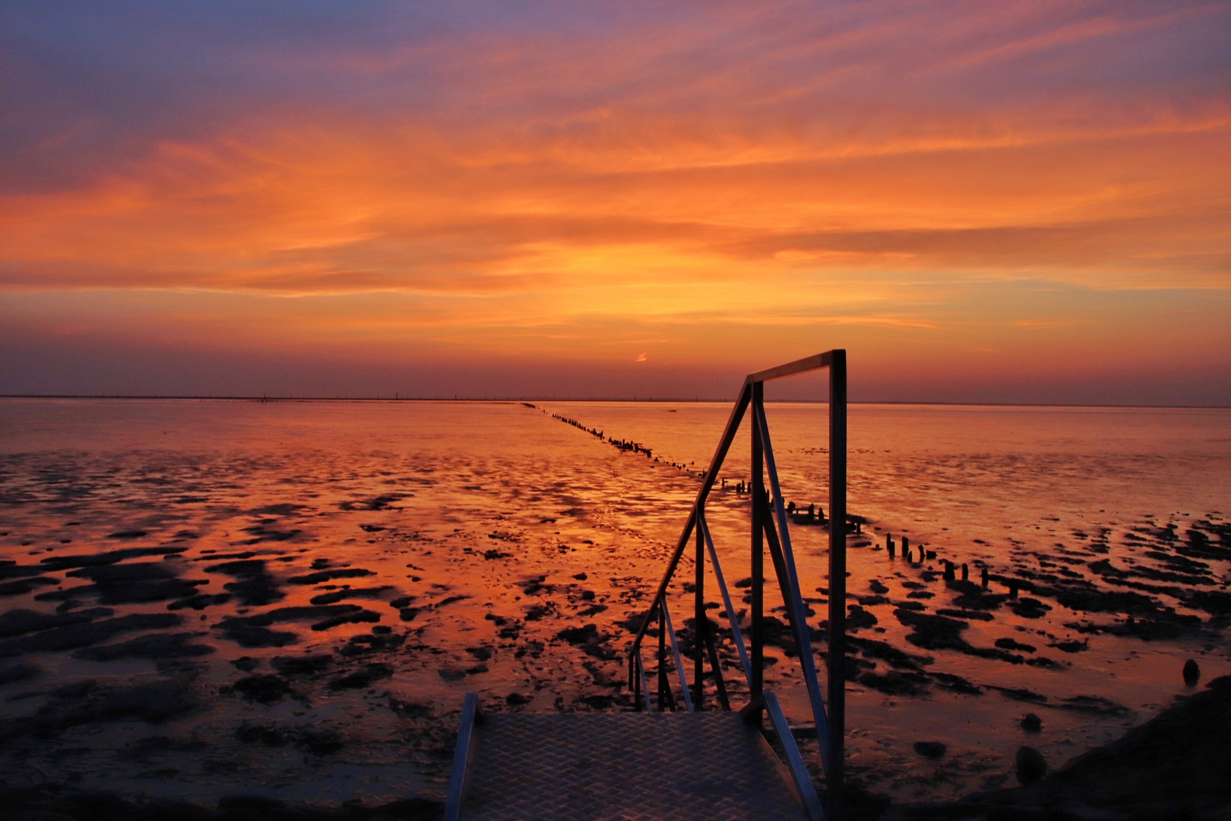 Auch ein Sonnenuntergang kann malerisch sein. Dieses Foto wurde am 1. Mai in Norddeich in Ostfriesland aufgenommen. 