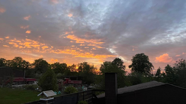 Nach einem wolkenverhangenen Samstag leuchtet abends noch einmal in Bad Münder in Niedersachsen der Himmel. 