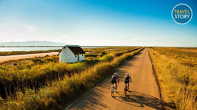 Zwei Radfahrer unterwegs im Ebrodelta. (c) Patronat-de-Turisme-de-la-DiputaciÃ³-de-Tarragona-INVERTIDA