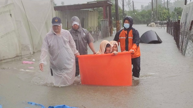Taiwan Überschwemmungen - © dpa Bewohner werden gerettet