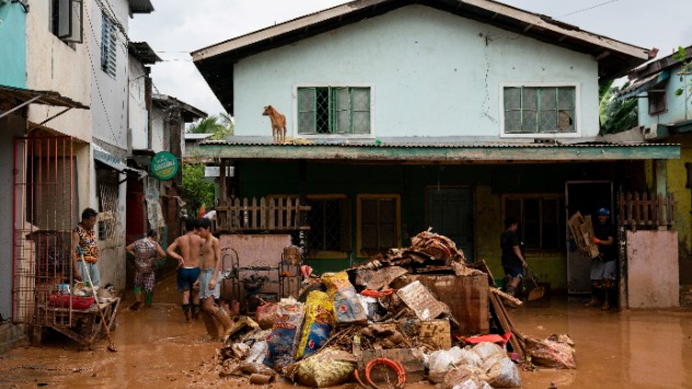 Aufräumarbeiten Philippinen - © dpa Aufräumarbeiten Philippinen