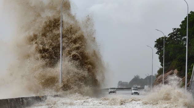 Wellen peitschen an Küste - © dpa Wellen peitschen an Küste