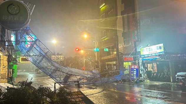 Sturmschäden in Hualien - © dpa Der Sturm reißt Gerüste um