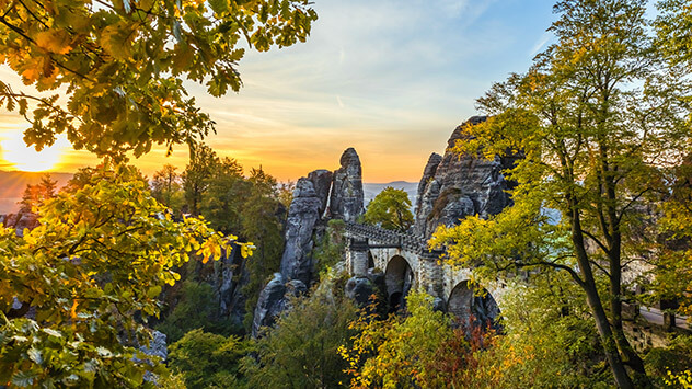 Die Basteibrücke im Herbstlicht.