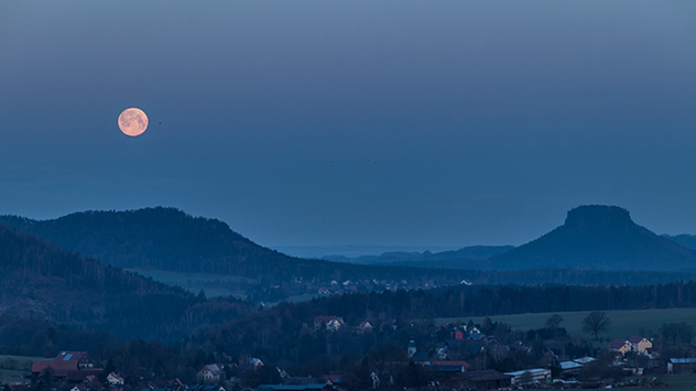 Schneemond über der Sächsischen Schweiz
