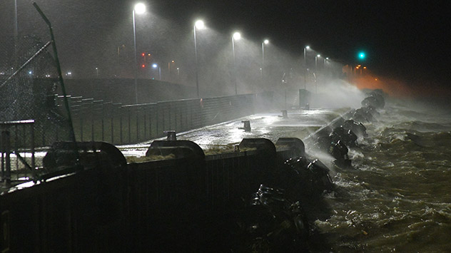 Wellen schlagen in Bremerhaven über die Kaimauern