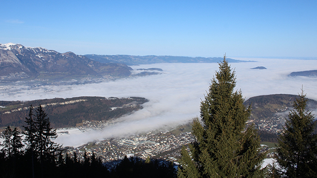 Das Webcambild zeigt das Rheintal mit Nebel im Tal.