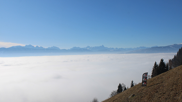 Das Webcambild zeigt den Blick auf das Nebelmeer über Villach.