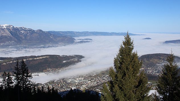 Das Webcambild zeigt das Rheintal mit Nebel im Tal. (c) foto-webcam.eu