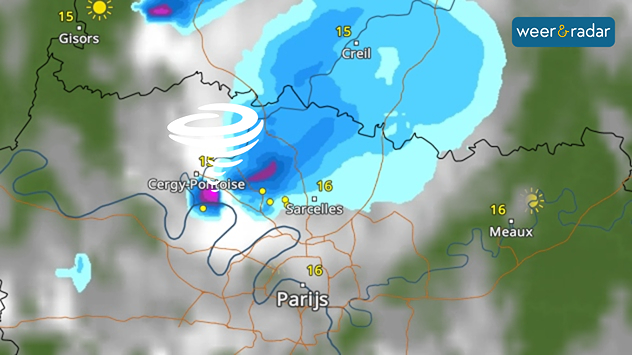Weerkaart met tornado-symbool ten noorden van Parijs en wisselvallig weer in de regio.