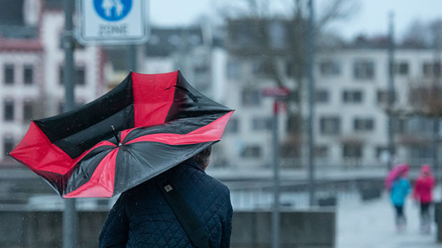 Frau mit Regenschirm