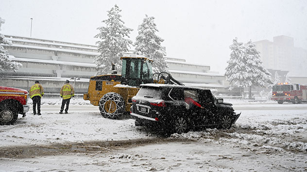 Auto rutscht auf Straße weg