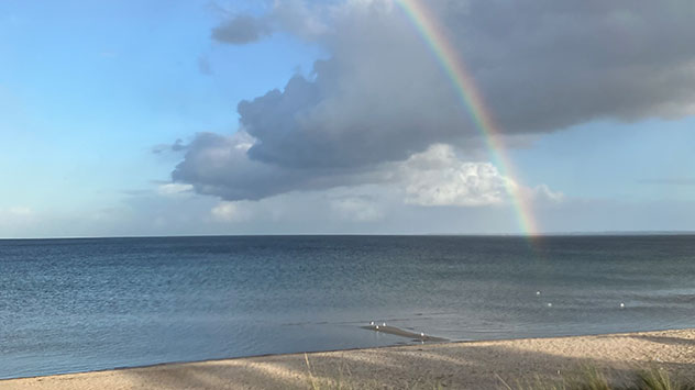 Über der Ostsee bei Scharbeutz wird der Himmel farbenfroh.