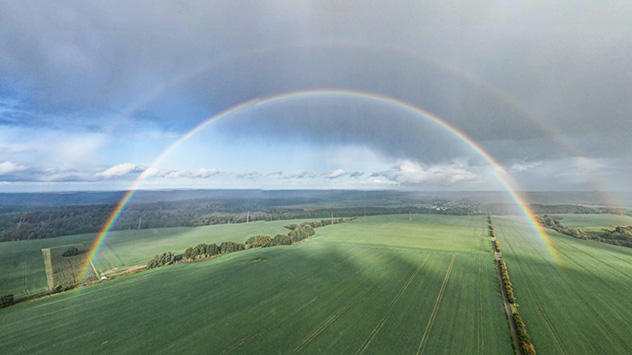Von einem höheren Standpunkt aus erscheint der Hauptregenbogen und sein Begleiter viel größer.