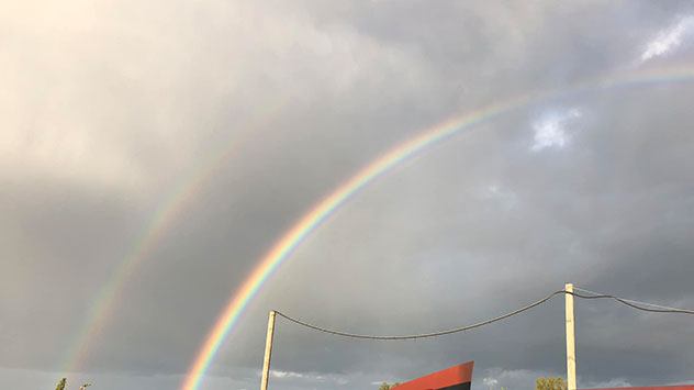 Regenbögen im Doppelpack über Berlin