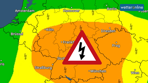 Deutschlandkarte mit orange markierten Gebieten und Warnsymbol. Die Grafik zeigt eine erhöhte Gewittergefahr für weite Landesteile am Dienstag.