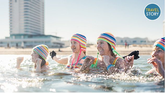 Frauen mit bunten Mützen baden im Winter in der Ostsee. (c) TMV/Gross