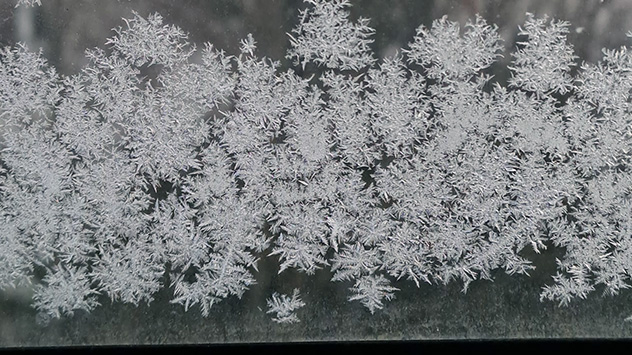 Eisblumen am Dachfenster