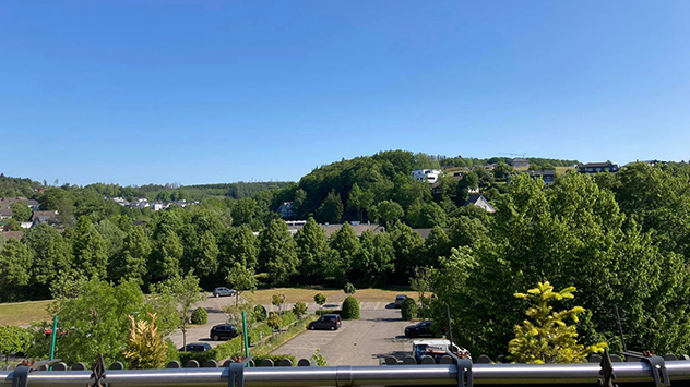 Ein strahlend blauer Himmel ist in Wenden bei Olpe im Sauerland zu sehen.