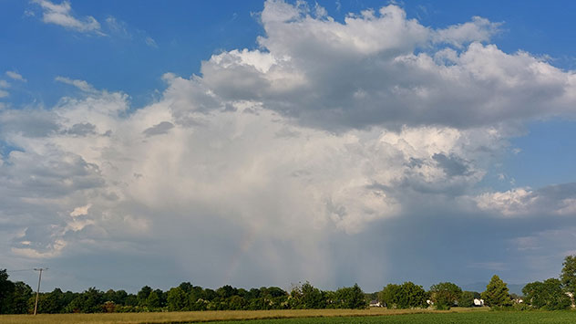 Über dem Schwarzwald entlädt sich ein Gewitter.