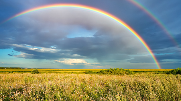 Arc-en-ciel et averses au printemps