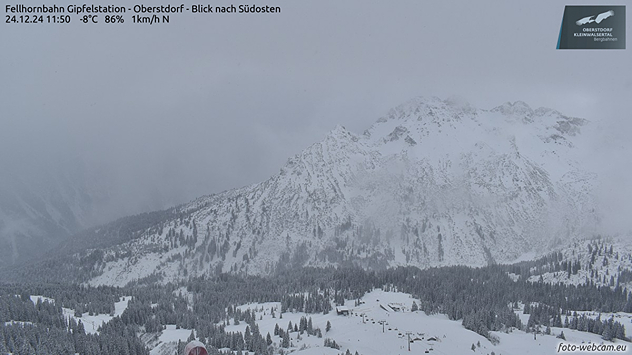Die Berge rund um Oberstdorf sind noch in Wolken gehüllt. 