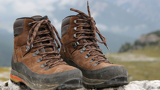 Sparen Sie nicht bei den Schuhen! Gute Wanderschuhe müssen fest an der Ferse sitzen und den Mittelfuß stützen.