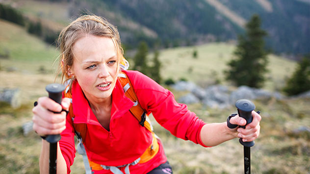 Beim Wandern kommen Sie schnell ins Schwitzen. Achten Sie auf funktionale Unterwäsche, die Schweiß von der Haut wegtransportiert.