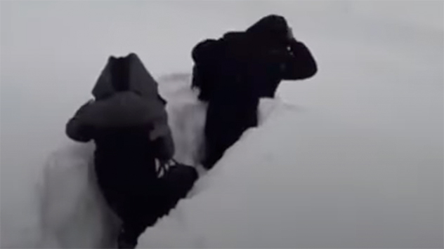 Menschen kämpfen sich durch den Schnee in Tuapse am schwarzen Meer.