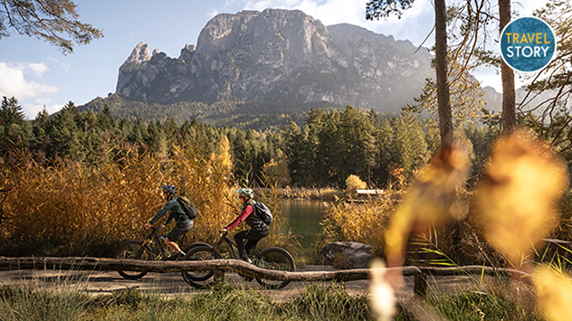 Zwei Radler unterwegs in der herbstlichen Dolomitenregion Seiser Alm.