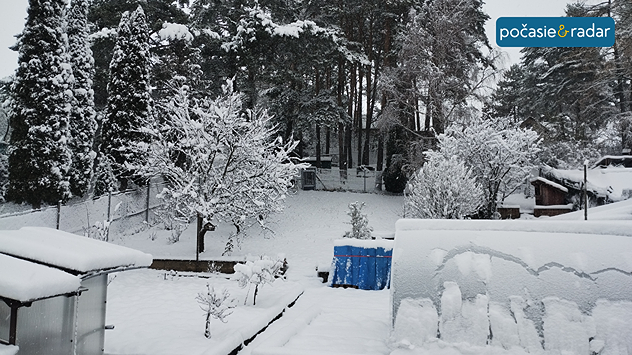 Zimná zasnežená krajina.