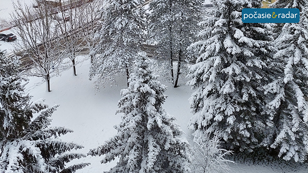 Zimná zasnežená krajina.